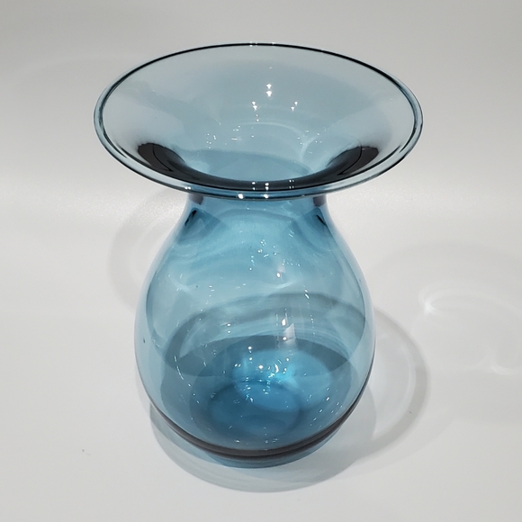 the "Shape" Vase designed by Peter Svarrer for Holmegaard in Water Blue - Picture 7 of 10